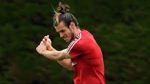 In that order. spanish publication madrid sports was also quick to condemn the £85 million (dh389m) signing from tottenham in 2013. Wales Golf Madrid Banner Just A Bit Of Banter Bale Baffled By Blancos Boo Boys Goal Com