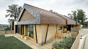 Die Kombination Aus Aluminium Und Holz Verleiht Diesem Einfamilienhaus Ein Eindrucksvolles Und Modernes Aussehen Aluminiumdac Scheunenhaus Architektur Fassade