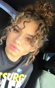 Curly girls completely understand the importance of a smart haircut choice, along with an arsenal of daily hairstyles to keep thick ringlets under control during every season. Bilder Curly Curlyhairstylesnaturally Cute Frauen Curly Hair Pictures Curly Hair Styles Cute Curly Hairstyles