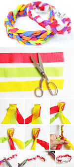 Comment Utiliser Le Papier Crepon Pour Faire Des Bracelets Tresses Bracelet En Papier Papier Crepon Guirlande Papier Crepon
