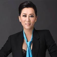 Cả hai nắm chặt tay nhau tiến về phía trước và thể hiện rõ sự hạnh phúc. Fan Mc Nguyá»…n Cao Ká»³ Duyen Táº¡i Vn Inicio Facebook