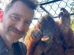 Abe reddet af ammende mor, fortæller glad dyrepasser