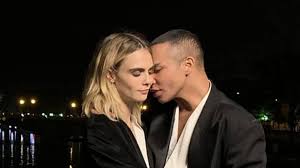 That's why, she had some relationships with women, including the famous ones. Nicht Ashley Wen Knutscht Cara Delevingne Denn Hier Promiflash De