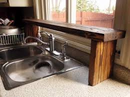 Sur L Etagere D Evier A Partir De Palettes De Bois Palette Bois Diy Armoires Cuisine Etagere Evier