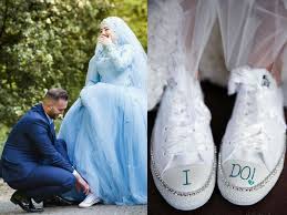 Sehari sebelum majlis berlangsung, pengantin lelaki memberi alasan tidak dapat menyediakan wang hantaran perkahwinan. Fuyo Uniknya Kahwin Pakai Sneakers Ada Berani Pesona Pengantin