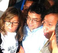 As of october 2008 abdul razak is playing in nania f.c. Malaysiakini å®¶å±žèº«ç©¿ ä»¥æ‹‰è¨ä¸ºè£ Tæ¤ Br é˜¿æ—¦çˆ¶äº²æ‹'ç»ä¸Žæ‹‰è¨å¦»å­æ¡æ‰‹