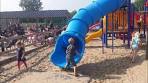 Spelen in de speeltuin De Flierefluiter - YouTube