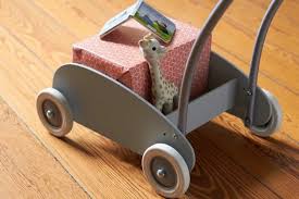 Durch Die Wohnung Mit Dem Lauflernwagen Tastesheriff In 2020 Lauflernwagen Laufen Lernen Lernen