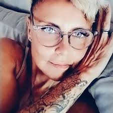 Tal cual..no van a clases y andan viajando x todos lados, o haciendo otro  tipo trabajo adicional o pagado por una privada