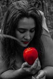 Y la Driade contempla el fruto prohibido...