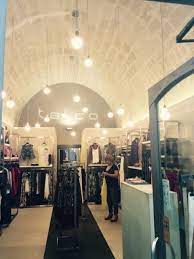 An Original Idea To Lighting A Shop Un Idea Orriginale Per Illuminazione Negozio Abbi Vetrine Di Negozio Di Abbigliamento Vetrine Di Negozio Illuminazione