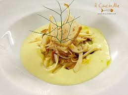 Per preparare il filetto di orata in crosta di patate iniziate a pulire l'orata e a sfilettarla a meno che non ha provveduto già il vostro pescivendolo di fiducia. Julienne Di Seppie Spadellate Con Lamelle Di Mandorle Tostate Su Crema Di Porri E Patate Ricette Cibo Gourmet Ricette Di Cucina