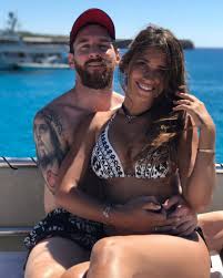 Mar 21, 2017 · côté vie privée, lionel messi est père de deux garçons, thiago (né en novembre 2012) et matteo (né en septembre 2015) avec sa compagne antonella roccuzzo. Pin On Iceland National Football Team And Sports