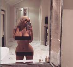 Kim Kardashian se exhibe desnuda