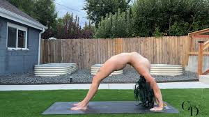 ゴールデンアワーアウトドアイブニングヌードヨガ|灰色のヨガ