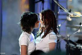 Russian Pop Singers Tatu Perform On Mtv S Trl March 3 2003 At The Pop Singers Singer Cute Lesbian Couples