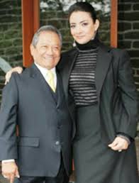 La esposa del famoso era 36 años menor que el cantante y con una diferencia considerable de estatura. Armando Manzanero Y Gloria Caballero Suit Jacket Single Breasted Suit Jacket Suits