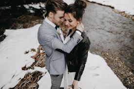 Auch bei einer hochzeit im herbst oder winter muss ihr möchtet keine jacke zum brautkleid aber euch trotzdem etwas wärmen können. Brautkleid Winter Berge Und Romantik Ein Verliebtes Paar Im Schnee