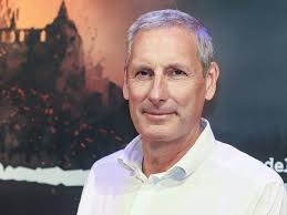 Britt Dekker trouwt grote liefde Max, maar… het stel blijft gescheiden wonen