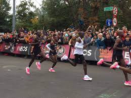 10 x 4min is most common. Flash Eliud Kipchoge 1 59 40 2 Eliud Kipchoge Durchbricht Die Zwei Stunden Marathon Barriere In Wien