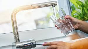 Denn der trend, lieber zum leitungswasser als zum vergleichsweise teuren mineralwasser aus der flasche zu greifen, setzt sich immer mehr durch. Darum Sollte Man Morgens Kein Leitungswasser Trinken Kukksi Star News Beauty Und Trends