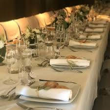 Ce Week End Mariage Dresse En Banquet Pour Un Repas Convivial Vive Les Maries Traiteur Ateliertraiteur Wedding 2k19 V In 2020 Table Settings Table