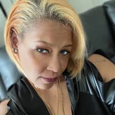 Traci Glover's Instagram, Twitter & Facebook