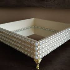 Caixa De Mdf Decorada Com Perola E Espelho Linda Bandeja Toda Decorada Com Meia Perola Espelho E Pezinhos Egipcios Mdf Mdfdecorado Bandejaespelha Como Fazer Espelho Mdf Artesanato Caixas Decoradas