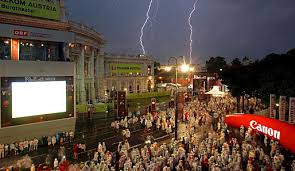 Schaut gut aus⛈ speziell kräftigere gewitter in #wien und drum herum sowi im nördlichen niederösterreich mit explosiven blitzschlägen (dickem blitzkanal) Fan Fest In Wien