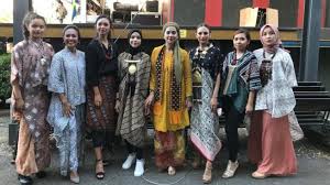 Ayu azhari (dilahirkan sebagai siti khadijah, lahir di jakarta, 19 november 1969; Bangga Begini Cara Anak Ayu Azhari Kenalkan Budaya Indonesia Di Swedia