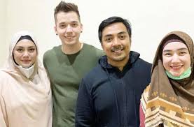 Pasangan yang menikah sejak tahun 2009 ini kini sudah dikaruniai dua orang anak yang diberi nama muhammad adilla rafisya iskak dan taqya zahra mikaela iskak. Isu Celine Evangelista Dan Stefan William Mualaf Ini Kata Ustaz Riza Matamata Com