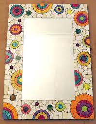 Elegir el marco a decorar con las venecitas, pintarlo con pintura acrìlica color negro en su totalidad. Resultado De Imagen Para Espejos Decorados En Pinterest Marcos De Espejos Pintados Azulejos De Mosaico De Vidrio Obras De Arte Con Mosaicos