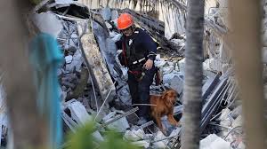 Los bomberos del condado de miami beach confirmaron la primera víctima mortal del derrumbe, que se produjo en plena noche cuando los residentes del el edificio tiene 130 apartamentos, pero no se sabe cuántos estaban ocupados ni cuántas personas había dentro cuando cayó una parte completa. J5x Cyseglfesm