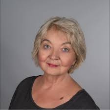 Seit dieser Woche ist der Film „The Substance“ in den Kinos. Demi Moore  spielt eine Schauspielerin, die nach einer Hollywood-Karriere eine  Fitness-Show im Fernsehen moderiert und mit 50 Jahren durch eine Jüngere