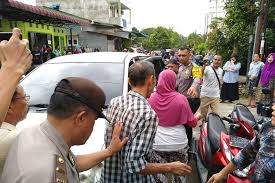 Sebut bom surabaya rekayasa, pns kayong utara ditahan. 3 Jam Geledah Rumah Pelaku Bom Bunuh Diri Di Medan Polisi Bawa 3 Anggota Keluarga