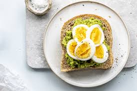 Krydre med litt hvitløkspepper eller annet smaksfullt pepper og sett retten forsiktig i ovnen. Fjellbrod Med Kokt Egg Og Avokado Bakehuset