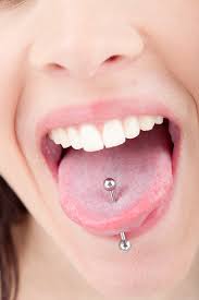 Super piercing lengua mujer doble ideas #piercing. Piercing En La Lengua Blogichics Belleza Y Moda Tips Trucos Maquillaje Perfumes Dietas Cabello Moda Vestidos