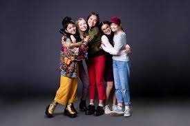Tl;dr go watch the babysitter's club on netflix, its a wonderful time and the perfect length to binge watch. The Costumes In Netflix S The Baby Sitters Club Are Peak Cool Tween With A Dash Of Nostalgia Fashionista