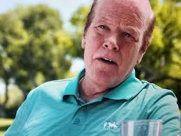 Sto riguardando tutte le stagioni in preparazione per luglio e ho appena  notato questo piccolo dettaglio: il logo di Mesa Verde sulla maglietta di  Kevin. BCS è pieno di questi piccoli dettagli.