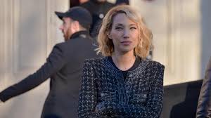 Il arpente les bars parisiens pour y livrer sa poésie urbaine et y gagne ses premiers. Laura Smet Devoile Un Extrait De Sa Collaboration Avec Grand Corps Malade Video Soirmag