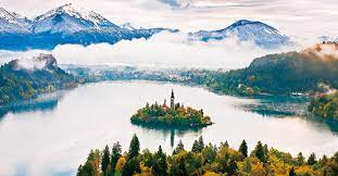 Slovenia is mostly mountainous and forested, covers 20,271 square kilometers (7,827 sq mi), and has a population of 2.1 million, of which 500,000 live in the capital and largest city ljubljana. é˜¿çˆ¾å'æ–¯å±±ä¸‹çš„ç¶ å¯¶çŸ³æ–¯æ´›ç¶­å°¼äºžslovenia ä»Šå'¨åˆŠ