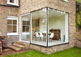 Kuzhina,dhoma gjumi,krevate, dollape,kende,divane,dyer,dritare si dhe. Dritare Te Bukura Ne Shtepi Nga Rruga Dritare Panoramike Ne Nje Shtepi Private Foto