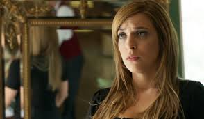 Foto: Marisa (Júlia Rabello) fica com medo quando Salvatore (Simon  Petracchi) faz a ameaça velada contra a vida de seu bebê, na novela 'Rock  Story'