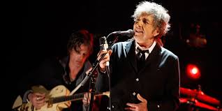 Songwriter, folksänger und rockmusiker bob dylan ist einer der in no direction home beleuchtet er die frühen jahre des songwriters und musikers bob dylan und. Konzertbericht So War S Bei Bob Dylan In Berlin Udiscover Germany