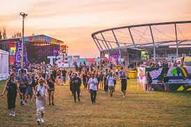 Fest festival to muzyczne wydarzenie na festiwalowej mapie polski, które obywa się na terenie jednego z największy parków w europie. Fest Festival 2021