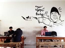 18 Lukisan Siluet Di Dinding Percakapan Tak Penting Di Warkop Mbah Kobra Download Lukisan Pohon Dinding Kamar Sabaluki Lukisan Lukisan Dinding Seni Cetak