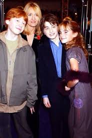 Rupert Grint Daniel Radcliffe And Emma Watson With Jk Rowling At The Harry Potter And The Sorcerers Stone Premiere Harry Potter Filmleri Harry Potter Unluler