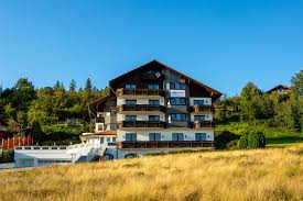 Each haus & haus agent lives and breathes our values and practices our culture each and every day. Teamhaus Elektro Weikl Bodenmais Niederbayern Mitarbeiter