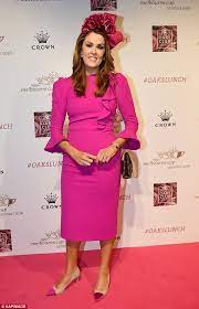Former prime minister tony abbott's chief of staff peta credlin is speaking at the national hr summit next month. Peta Credlin Shows Slim Figure In Sparkly Gown At Logies Daily Mail Online