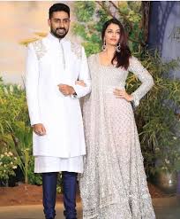 Aishwarya With Her Husband Abhishek Bachchan At Sonam Kapoor S Wedding Reception Sonam Kapoor Wedding Weddding Dress Bollywood Fashion